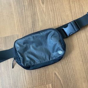 lululemon grid pattern belt bag- flawed buckle